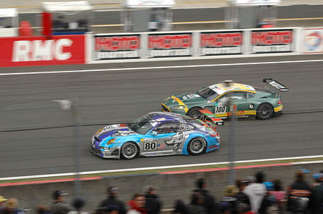 Der blev kørt benhårdt race i år, her er det Flying Lizard (GT2) imod BMS Aston Martin (GT1).